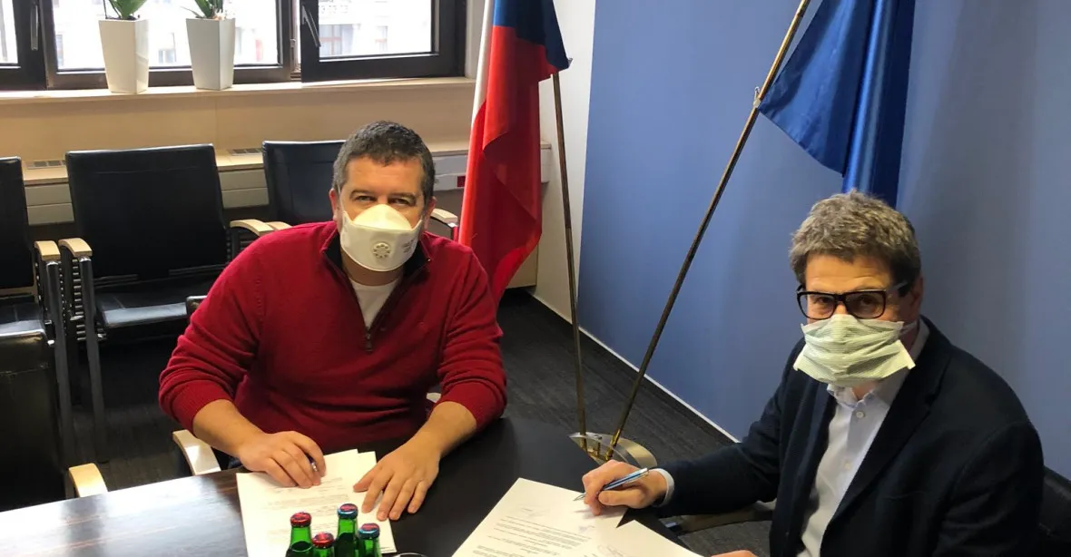 Hamáček podepsal smlouvu s PPF o darovaném zdravotnickém materiálu