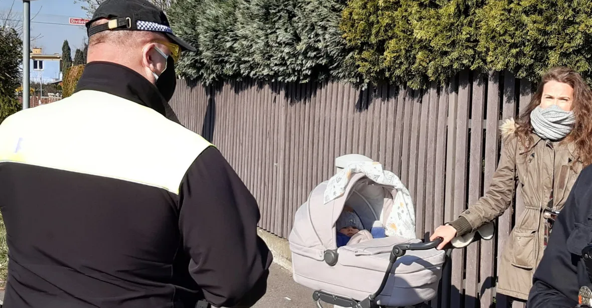 Lékař si na procházce sundal roušku před synem, policisté případ předali k došetření hygieně