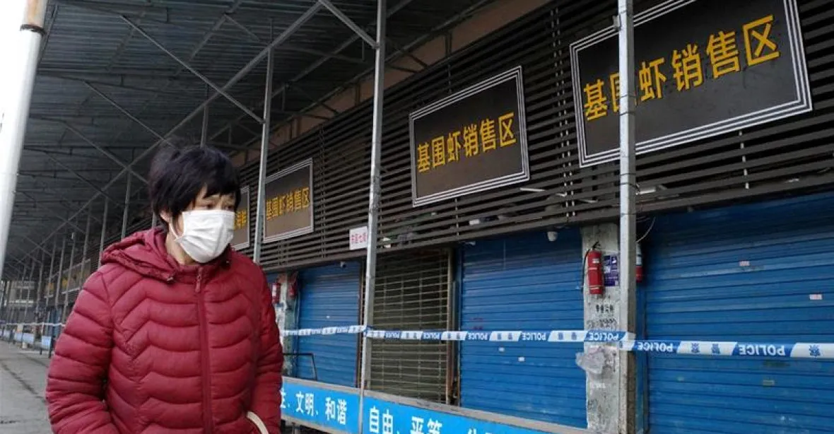Vchod do trhu ve Wu-chanu, kde nákaza začala, zakrývá zástěna