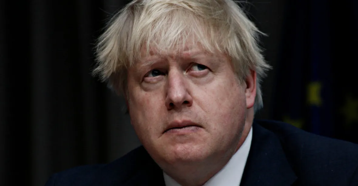 Boris Johnson prožívá „děsivou bitvu s koronavirem“. Na ventilátoru zatím není