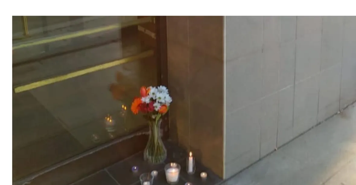 Lidé přinášejí svíčky k úřadu, jehož ředitel zemřel v souvislosti s koronavirem