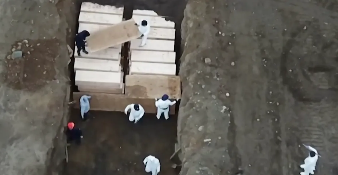 VIDEO: New York pohřbívá desítky mrtvých denně do hromadných hrobů na ostrově Hart
