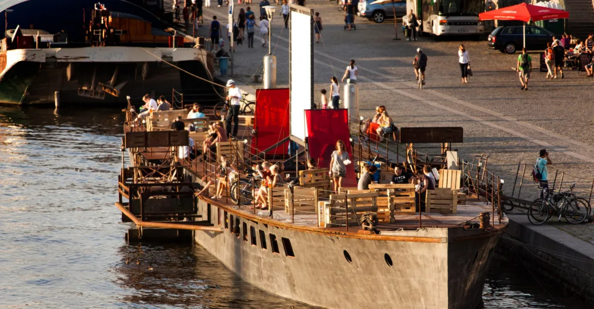 Známá loď v centru Prahy má z nábřeží zmizet. „Připomíná to rok 48,“ říká provozovatel