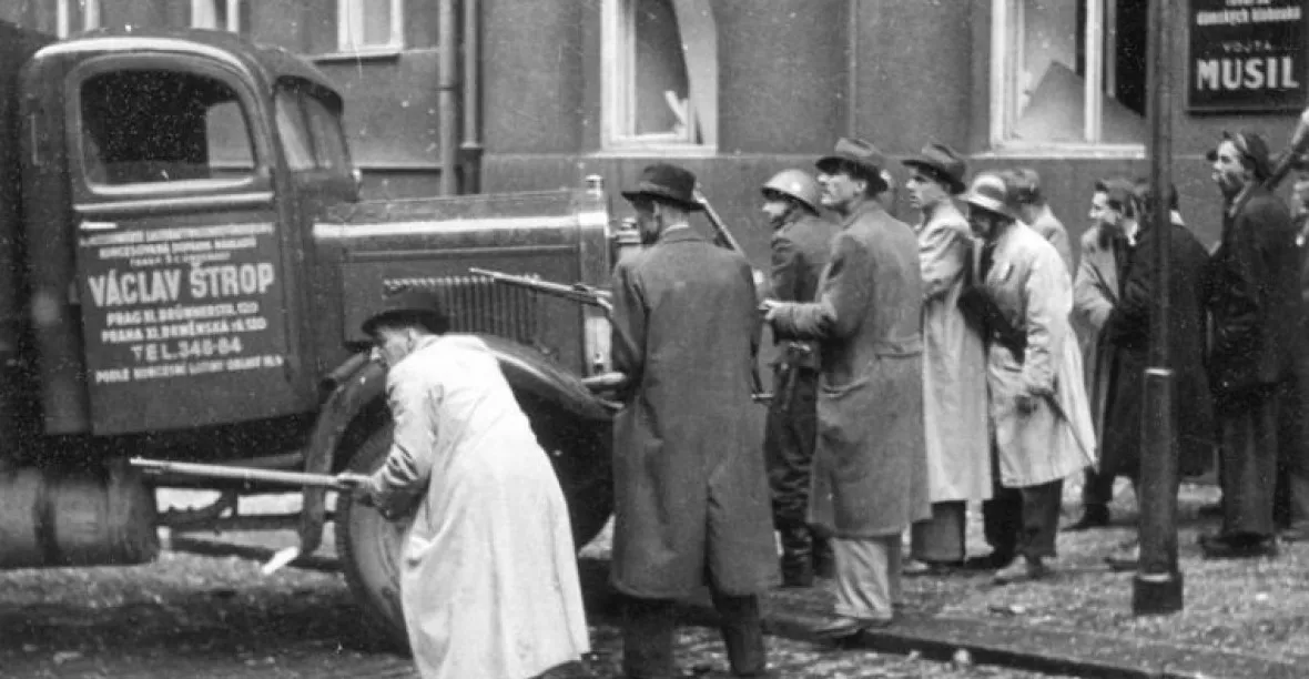 Proti nacistům povstalo 30 tisíc Pražanů. Rudá armáda přijela do téměř svobodného města
