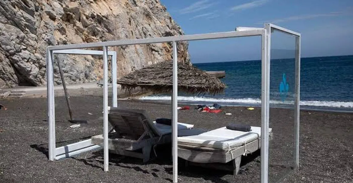 FOTO: Santorini láká turisty i v době pandemie. Plážová lehátka obklopují plexiskla