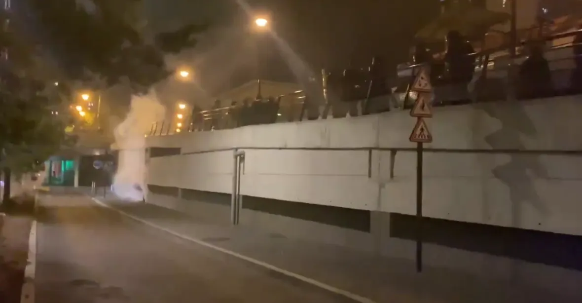 VIDEO: Skupiny mladíků se na pařížském předměstí střetly s policií