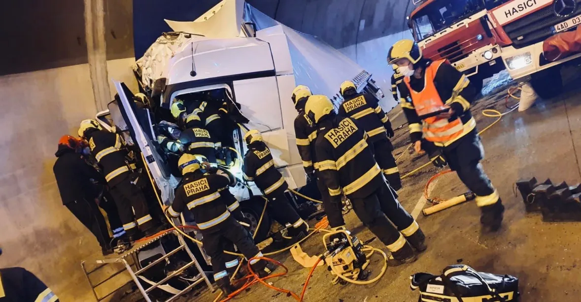 VIDEO: ŘSD zveřejnilo záznam z tragické nehody v Cholupickém tunelu