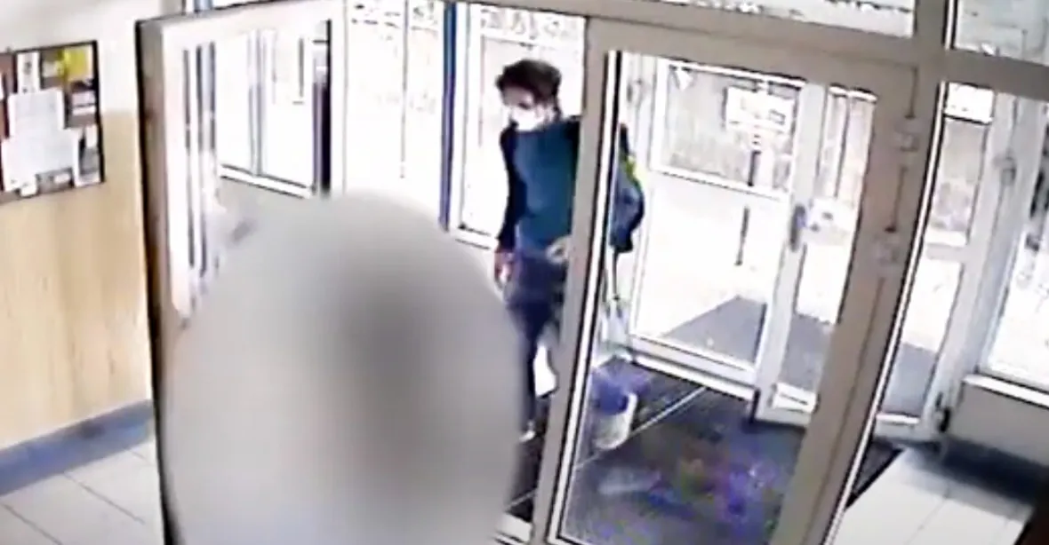 VIDEO: Muž zneužil v pražské Hostivaři 11letou dívku. Pozná ho někdo?