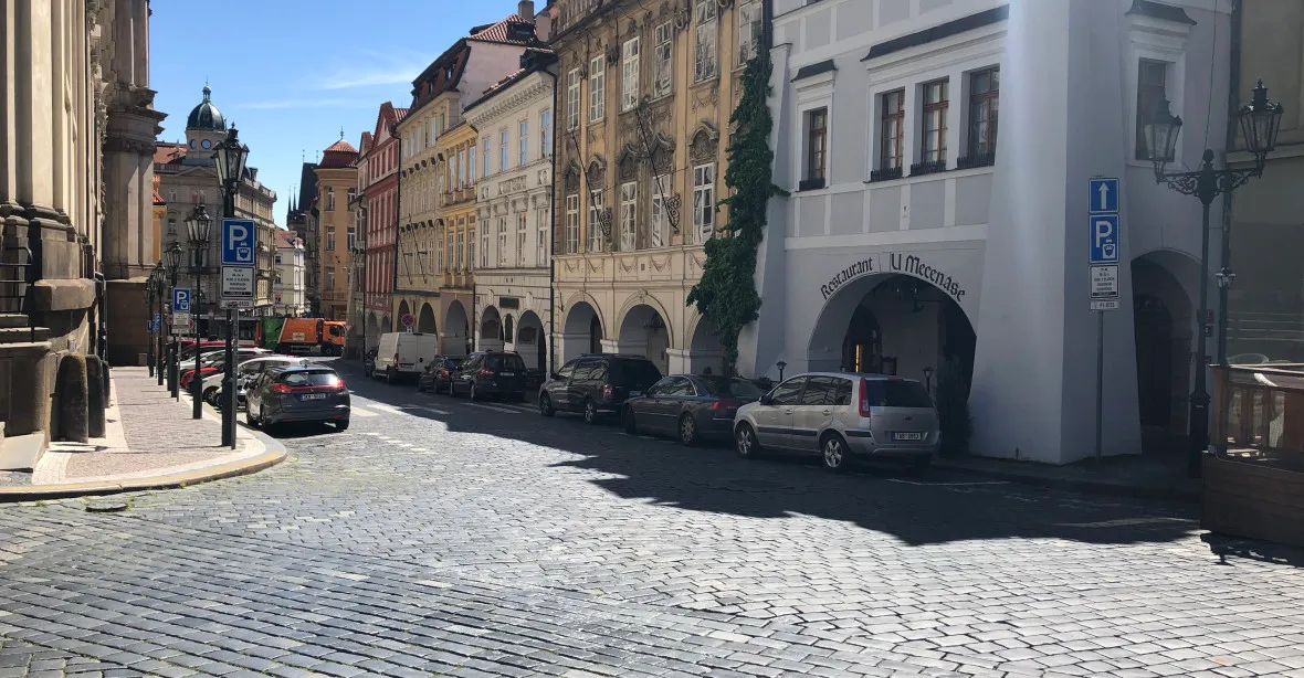 „Turisté nám neuvěřitelně chybí.“ Restaurace v centru Prahy mění ceny i otevírací dobu