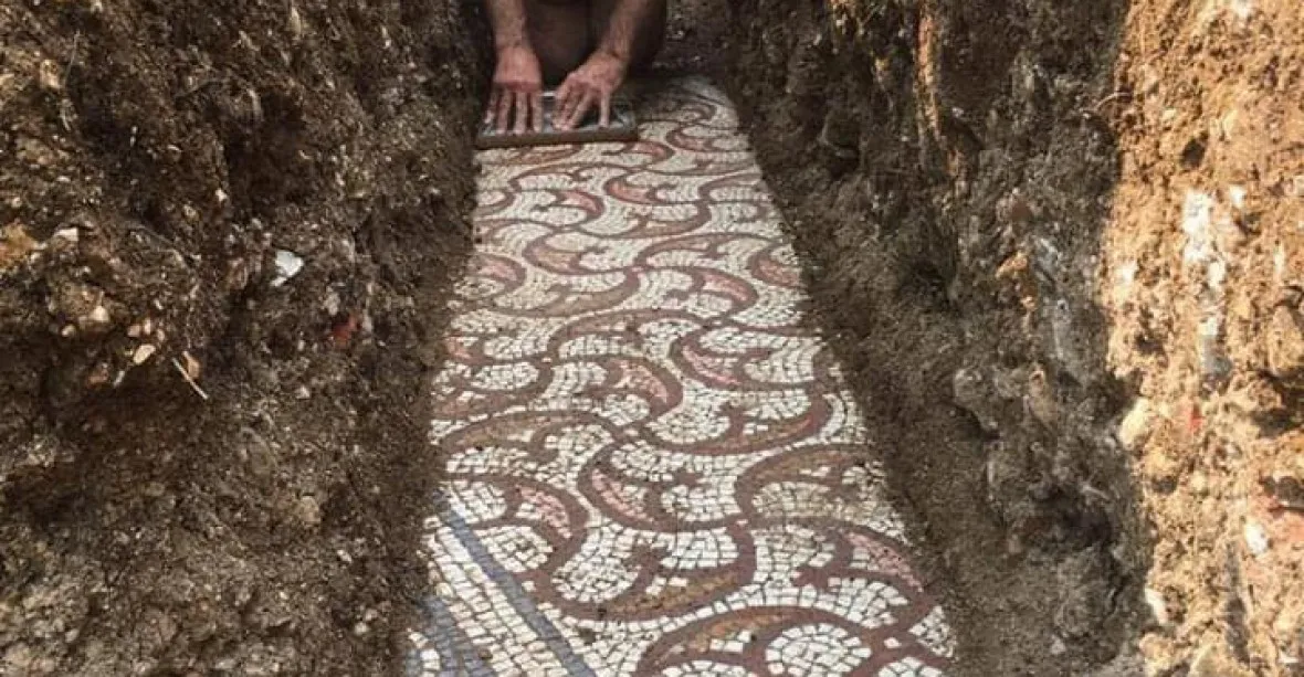 Archeologové našli pod vinicí skvostnou antickou mozaiku. Podívejte se