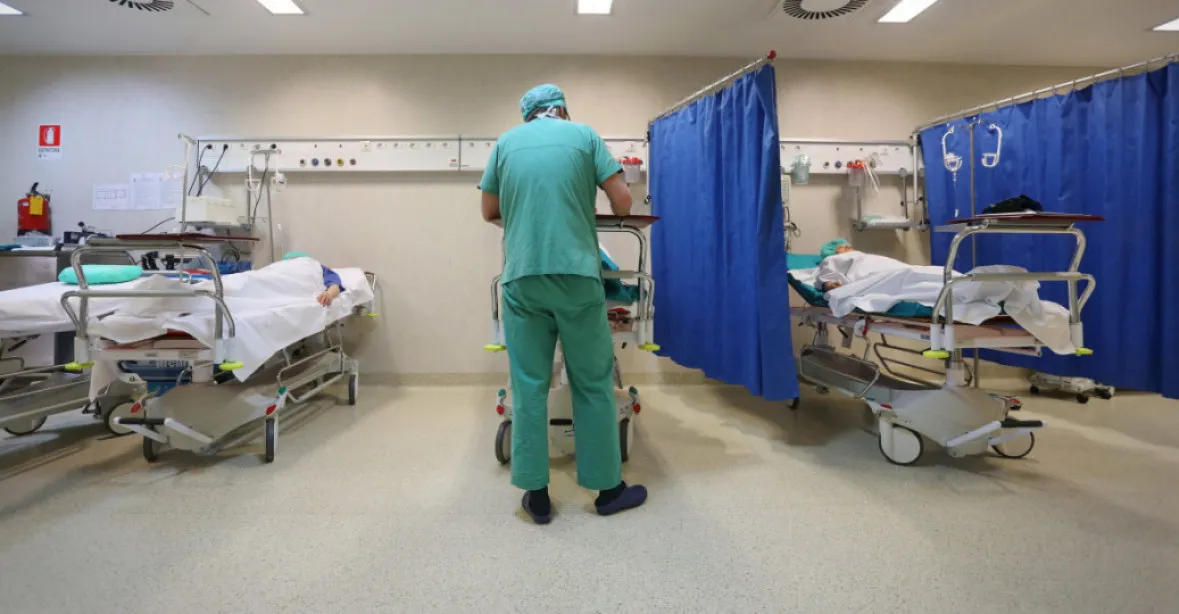 V Česku minulý týden výrazně ubylo zemřelých s koronavirem