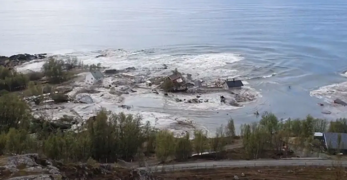 VIDEO: Sesuv půdy náhle smetl do moře osm domů