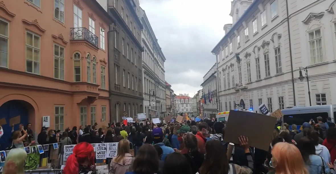 I v Praze se protestovalo proti policejnímu násilí a rasismu. Demonstrovali převážně cizinci