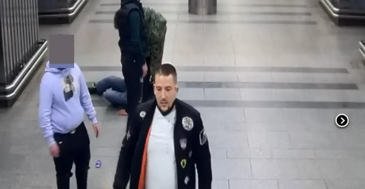 VIDEO: Surové napadení v metru. Útočníci muže bili i kopali