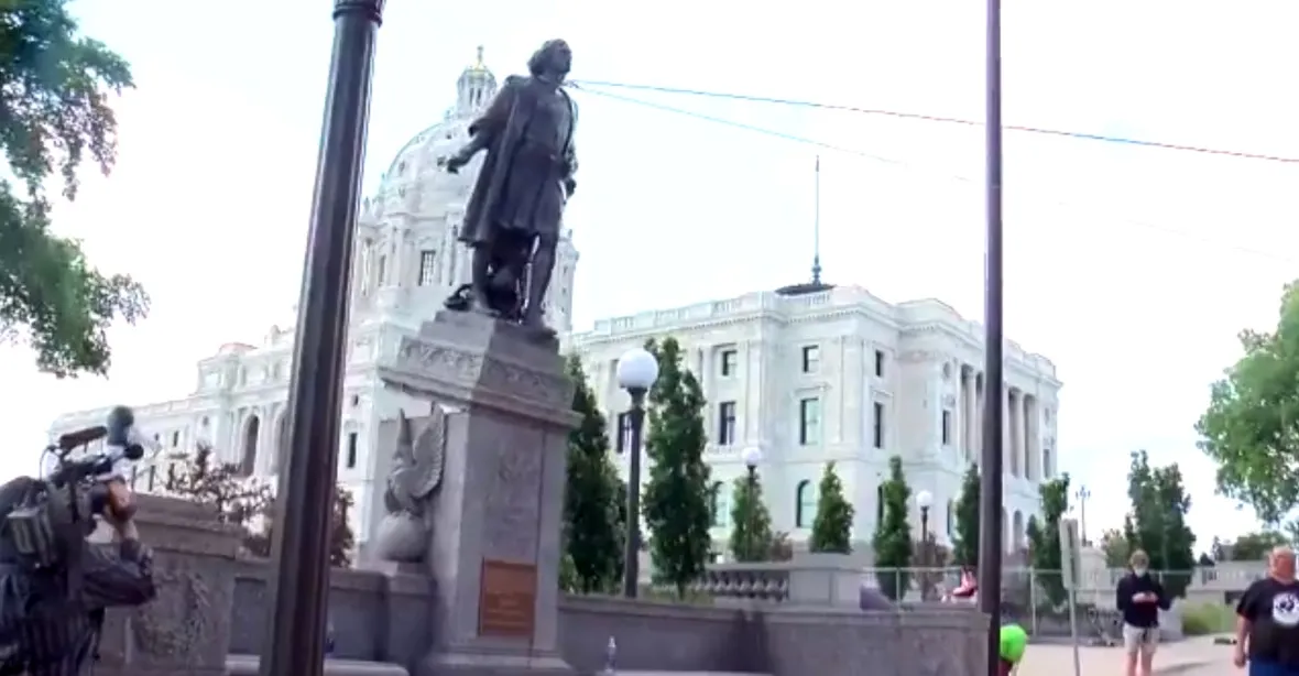 VIDEO: Protestující přes noc strhli sochu Kryštofa Kolumba i prezidenta Davise
