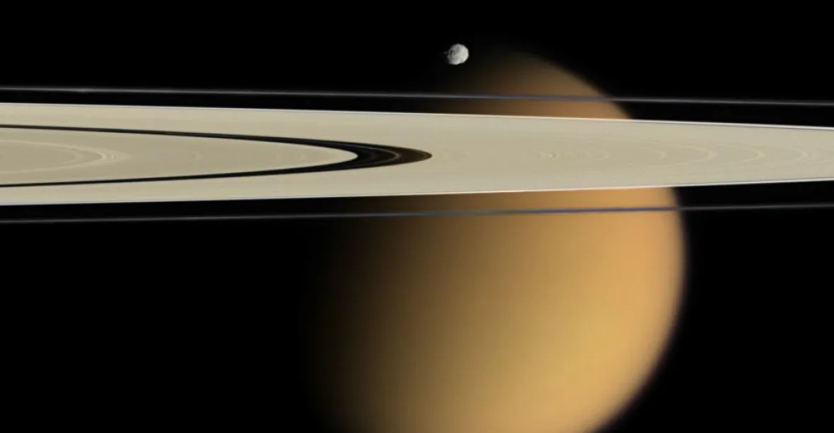 Saturnu utíká největší měsíc. Stokrát rychleji než si vědci mysleli