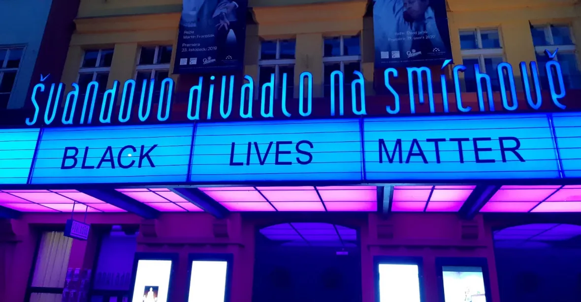 Švandovo divadlo vyvěsilo nápis Black Lives Matter. Nesouhlasíme s diskriminací, uvedlo divadlo
