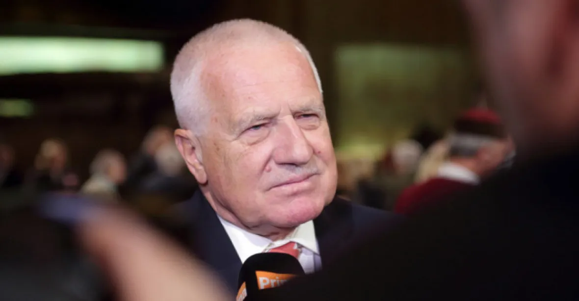 Václav Klaus se zase pustil do ODS a děsí ho lidé s rouškami