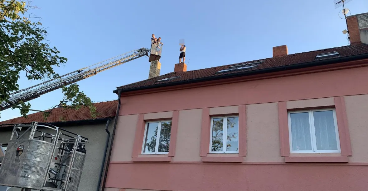 Vyjednavači sedm hodin přesvědčovali muže, aby slezl ze střechy