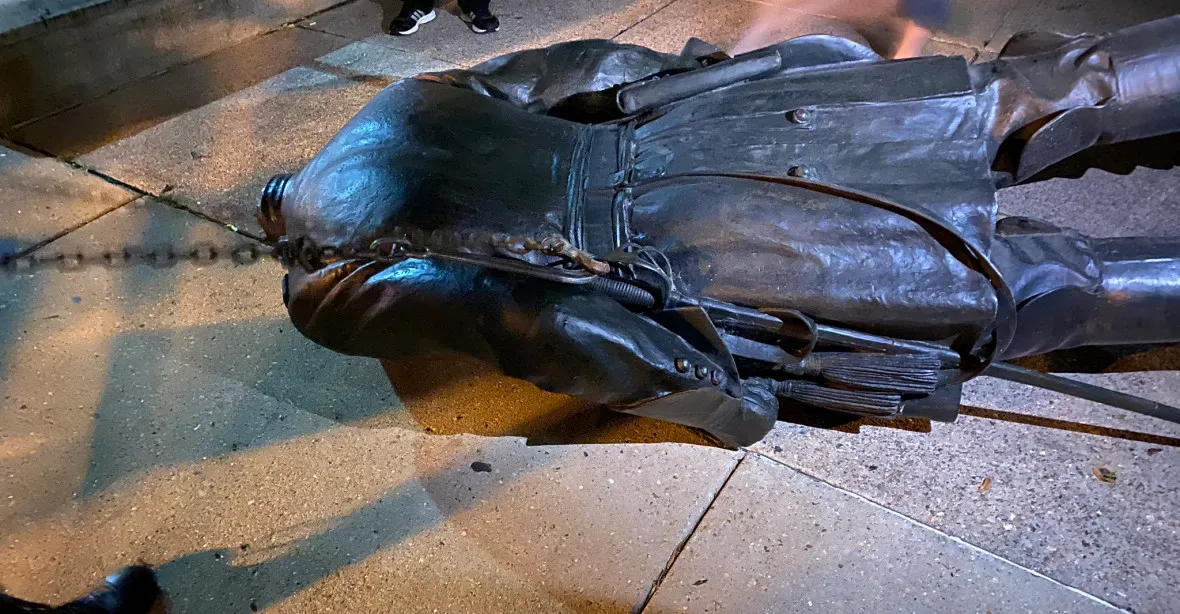 VIDEO: Dav strhl sochu norského bojovníka proti otrokářství. Skončila v jezeře