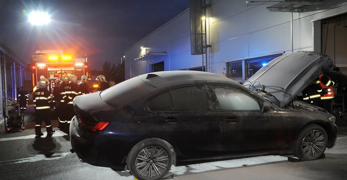 VIDEO: V Čestlicích hořelo hybridní BMW. Musí na několik dní do kontejneru s vodou
