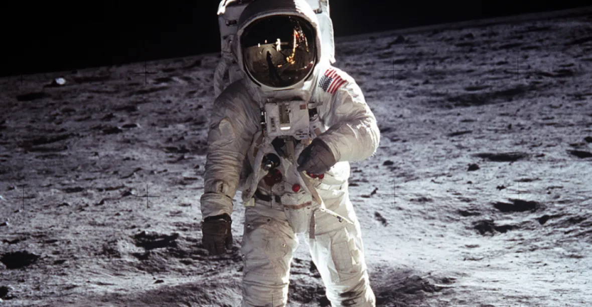 Lidé se na Měsíc vrátí v roce 2024. Budou na něm chodit na 16kilometrové výpravy
