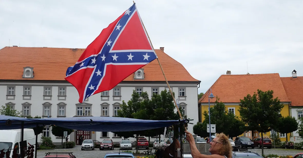 Vztyčení vlajky v Týně nad Vltavou