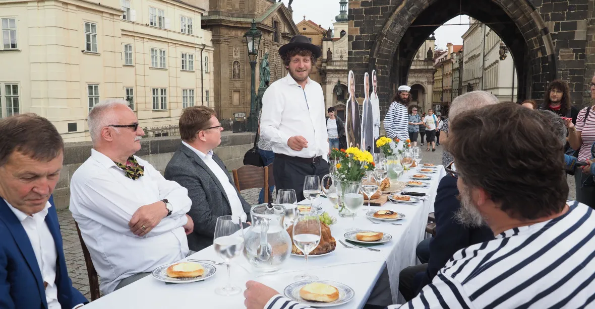 Rozloučení s COVIDEM. Lidé povečeří u půlkilometrového stolu přímo na Karlově mostě