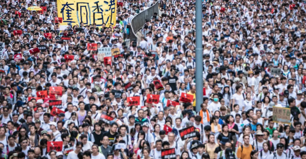 Občané Hongkongu mohou být nově souzeni i v Číně. Tisíce lidí protestovali v ulicích za nezávislost