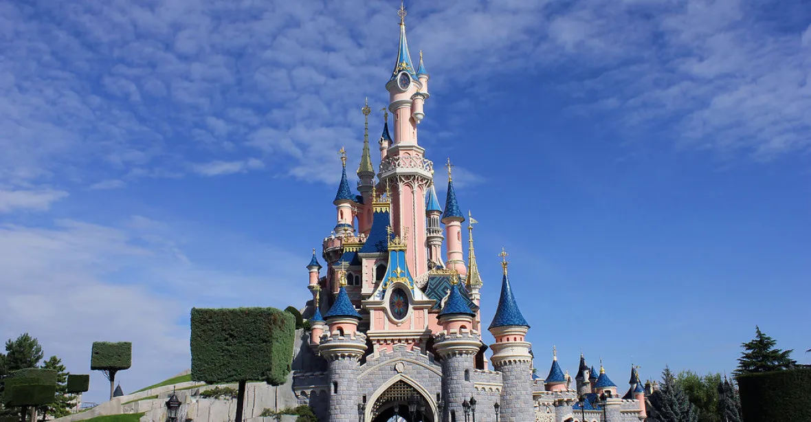 VIDEO: Gay a sedm trpaslíků. Disneyland v Paříži cílí na LGBT a přezpíval ikonickou píseň se Sněhurkou