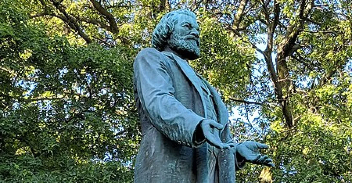 Vandalové zničili sochu  černošského buditele Douglasse, bývalého otroka
