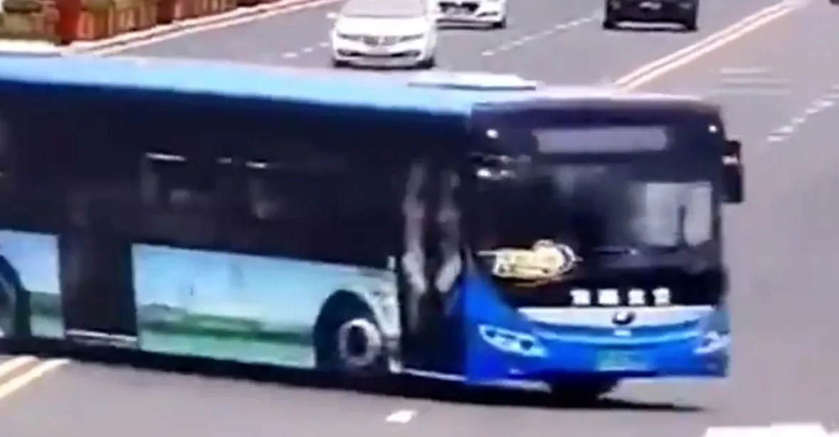 VIDEO: Řidič strhl autobus do vody, zabil 20 lidí. Podle policie se mstil vládě