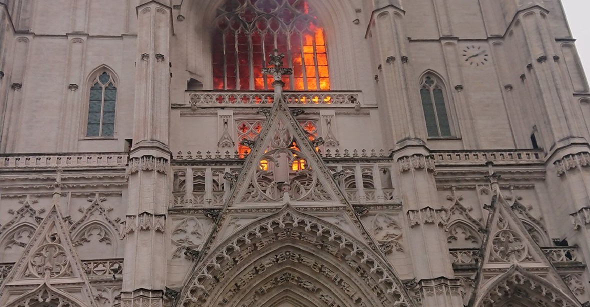 Oheň zachvátil gotickou katedrálu v Nantes. Prokurátor zahájil vyšetřování žhářství
