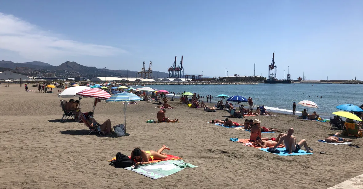 Roušky na pláži, prázdné hospody.  Atmosféra ve Španělsku a Itálii se dost změnila