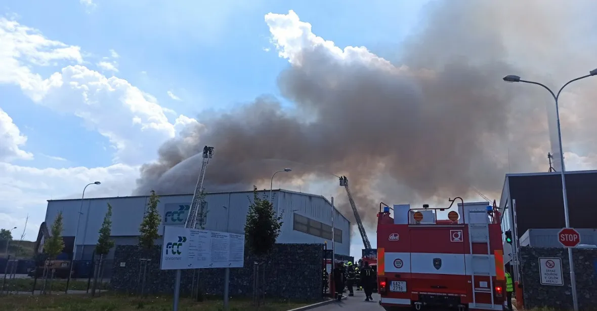 V Praze hoří hala s odpadem. Byl vyhlášen třetí stupeň poplachu