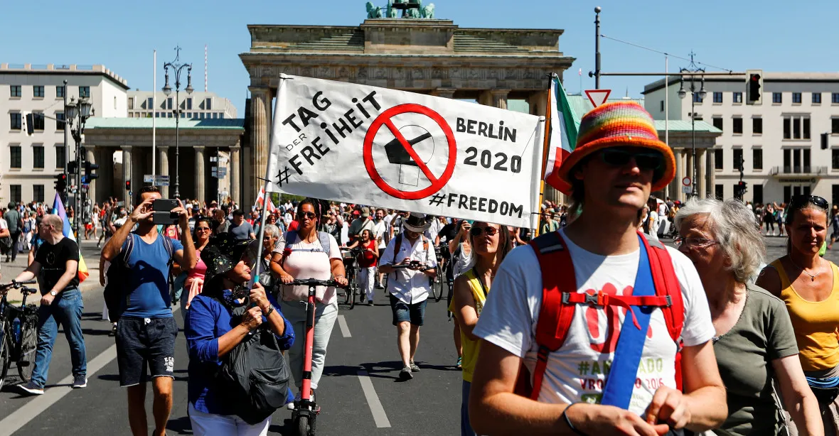 VIDEO: V Berlíně protestovalo 20 000 lidí. Popírali existenci koronaviru a kritizovali vládu