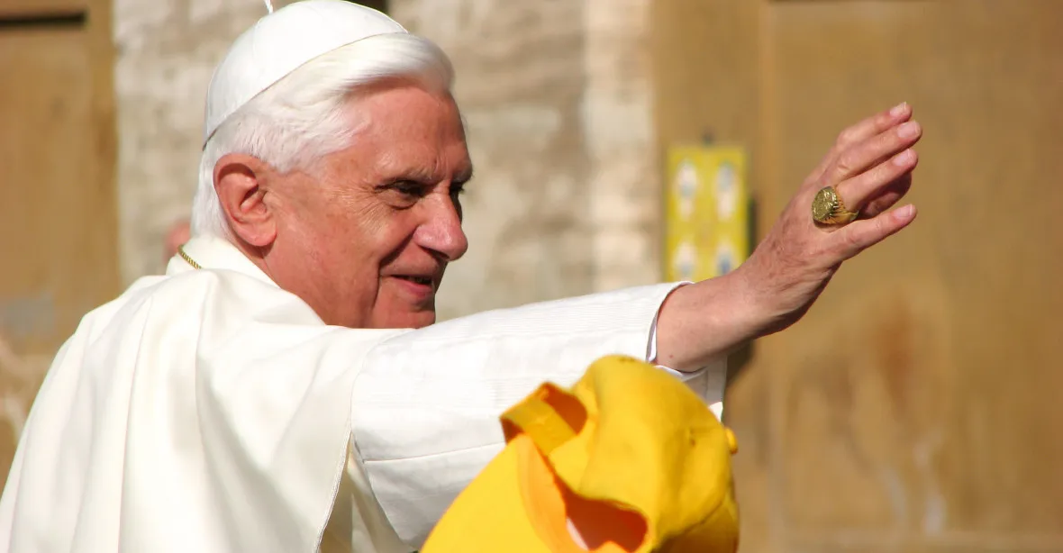 Bývalý papež Benedikt XVI. je těžce nemocný