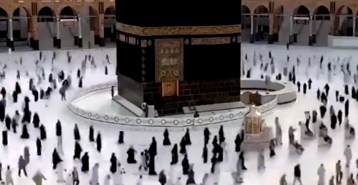 VIDEO: Muslimové na značky a pak dokola. Pouť do Mekky poznamenal koronavirus