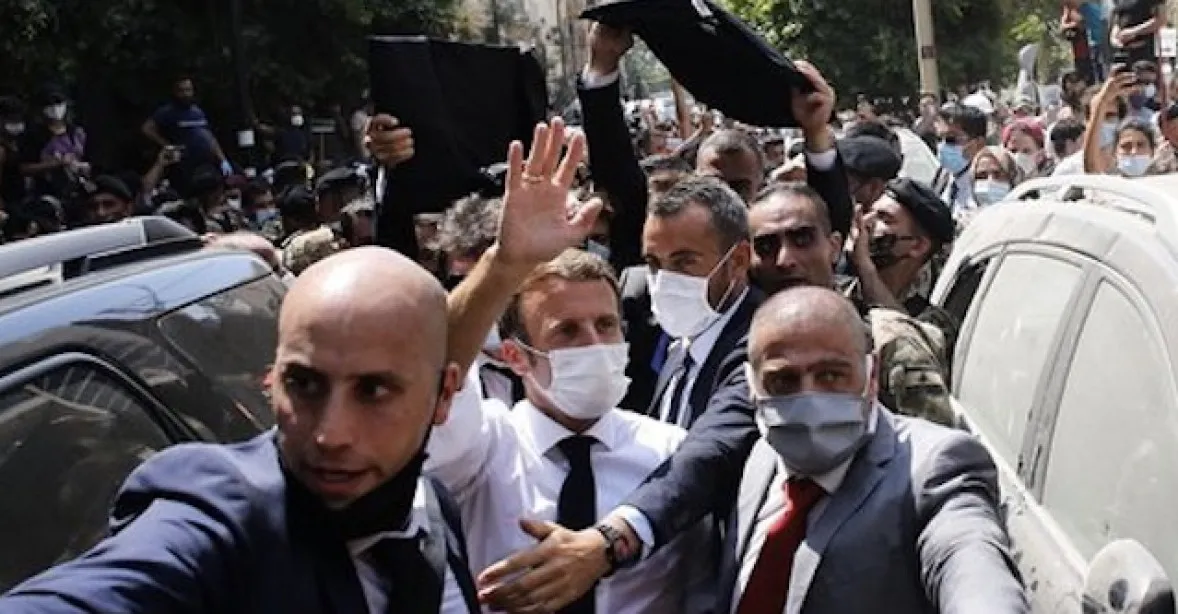 Prezident Macron přiletěl do zdevastovaného Bejrútu. Naštvaný dav volal po revoluci