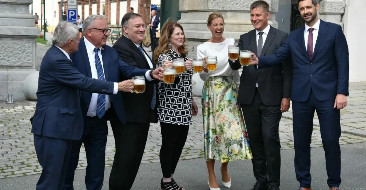 FOTO: Pompeo v Plzni připomněl 75 let od konce války. Den zakončil s pivem v ruce