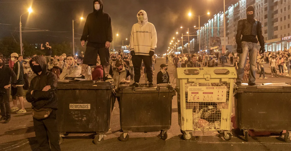 V Minsku začali stavět barikádu, policie v ulicích, vypínání internetu