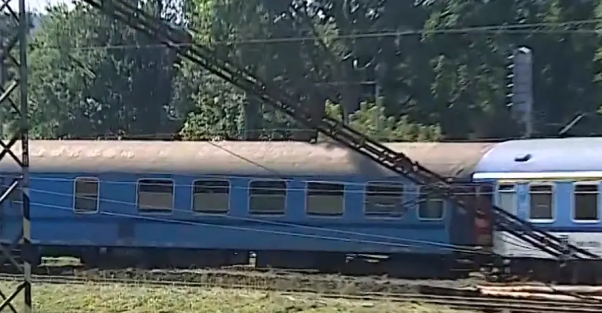 Další nehoda na železnici. V Tišnově na Brněnsku vykolejil rychlík