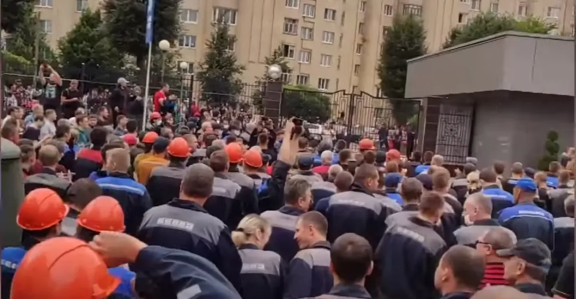 VIDEO: Běloruská automobilka stávkuje. „Odejdi!“ žádají stávkující Lukašenka