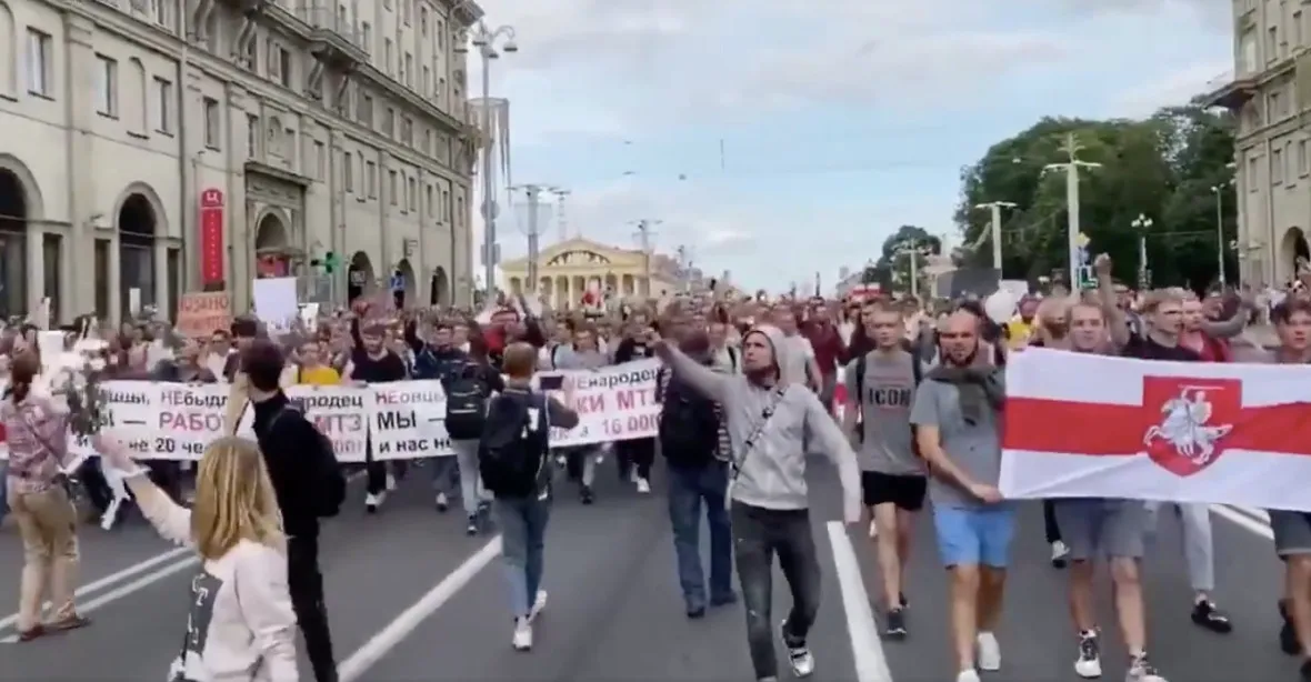 Tisíce demonstrantů volají po Lukašenkově odchodu. Dvě ruská vojenská letadla přistála u Minsku