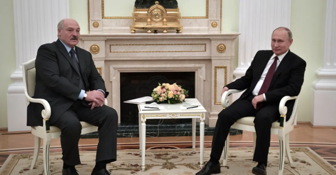 Lukašenko požádal o radu Putina jak zatočit s protesty. Podle Kremlu budou problémy vyřešeny
