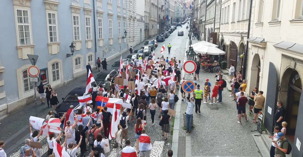 Lidé v Praze protestovali kvůli situaci v Bělorusku. Dorazili zástupci Pirátů i Milionu chvilek