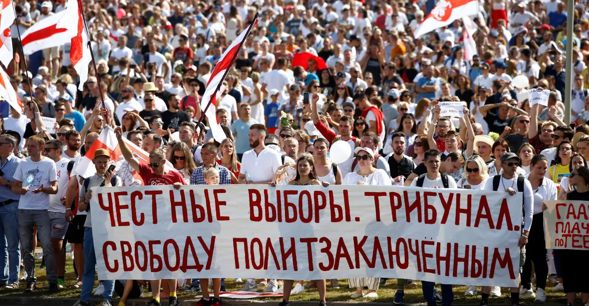 Bělorusko je na nohou. V Minsku vyšly do ulic stovky tisíc lidí