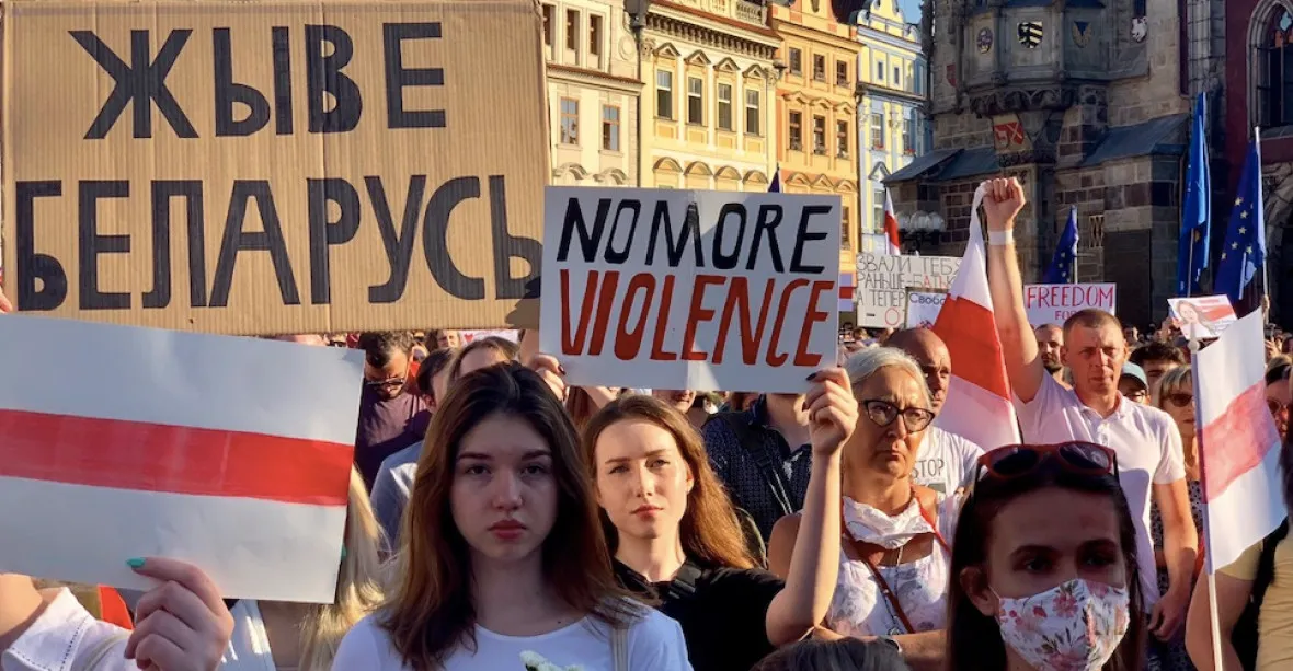 V Praze se na podporu Běloruska sešly stovky lidí. Chtějí, aby česká vláda více tlačila na EU