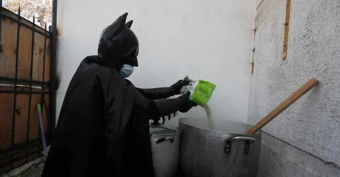 Záhadný hrdina v kostýmu Batmana nosí jídlo bezdomovcům
