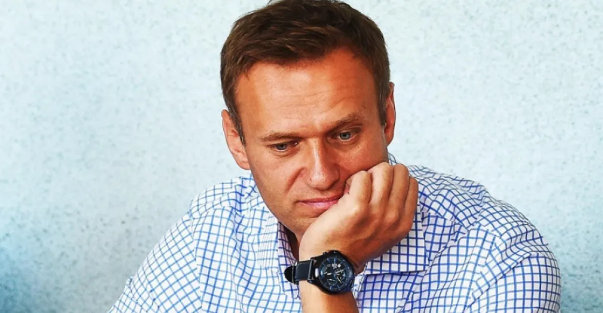 VIDEO: Opoziční vůdce Navalnyj je v bezvědomí v nemocnici. Otrávili ho, říká mluvčí
